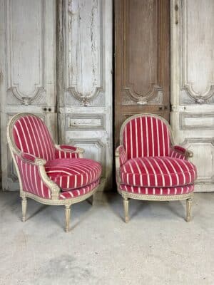 Paire de bergères de style Louis XVI