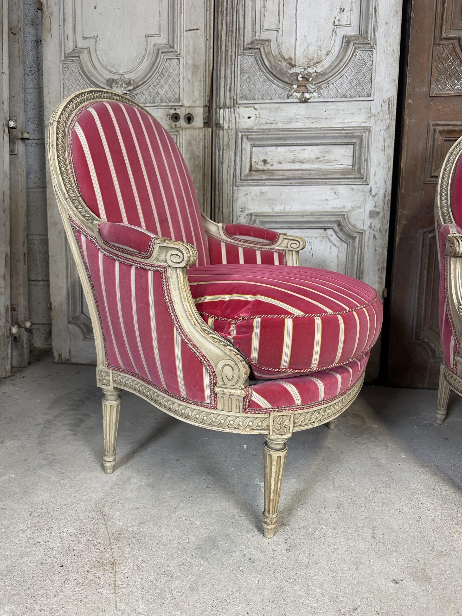 Paire de bergères de style Louis XVI – Image 2