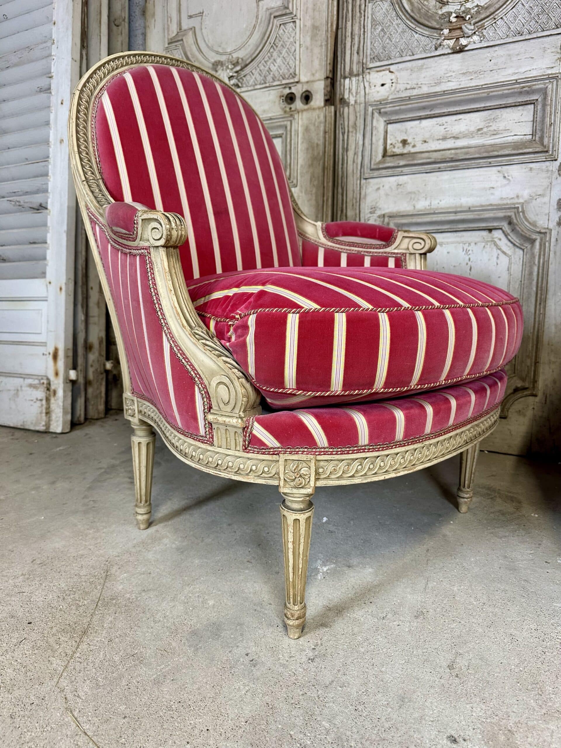 Paire de bergères de style Louis XVI – Image 3