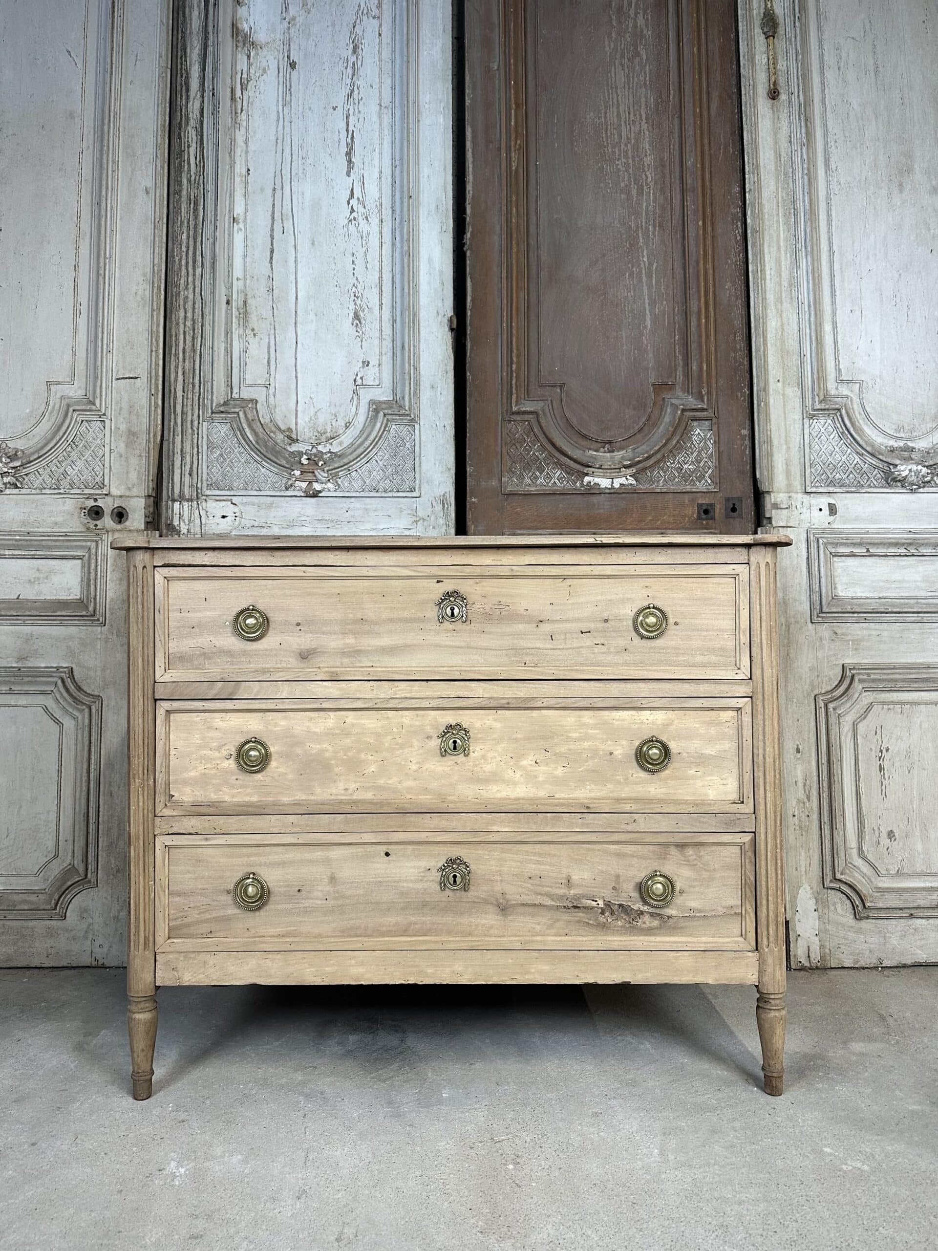 Commode Louis XVI en noyer blanchi circa 1800 – Image 2