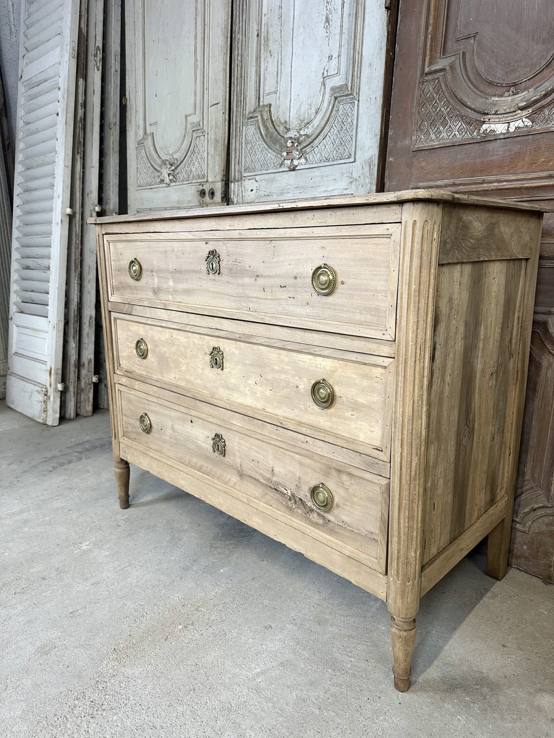 Commode Louis XVI en noyer blanchi circa 1800 – Image 3