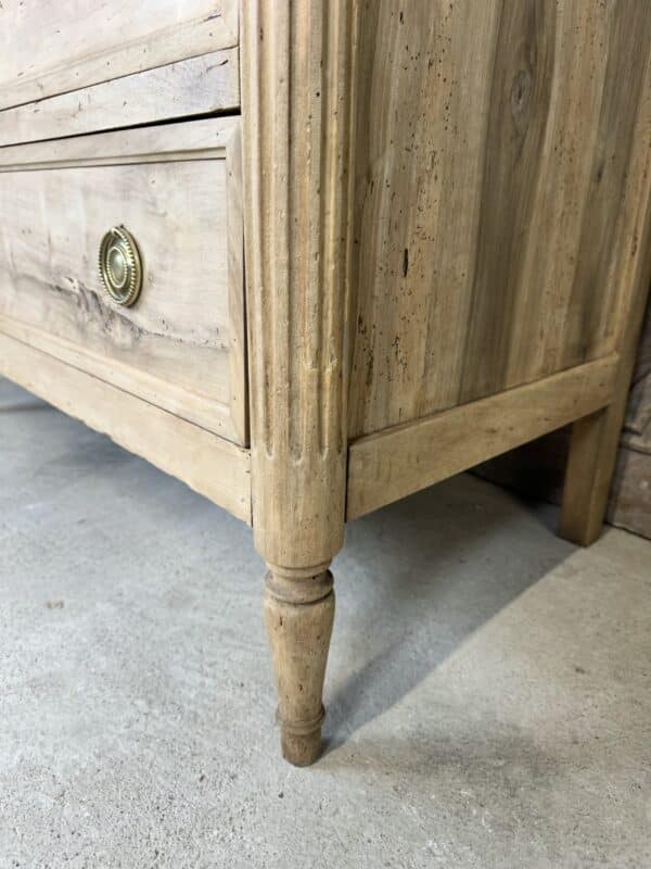 Commode Louis XVI en noyer blanchi circa 1800 – Image 4
