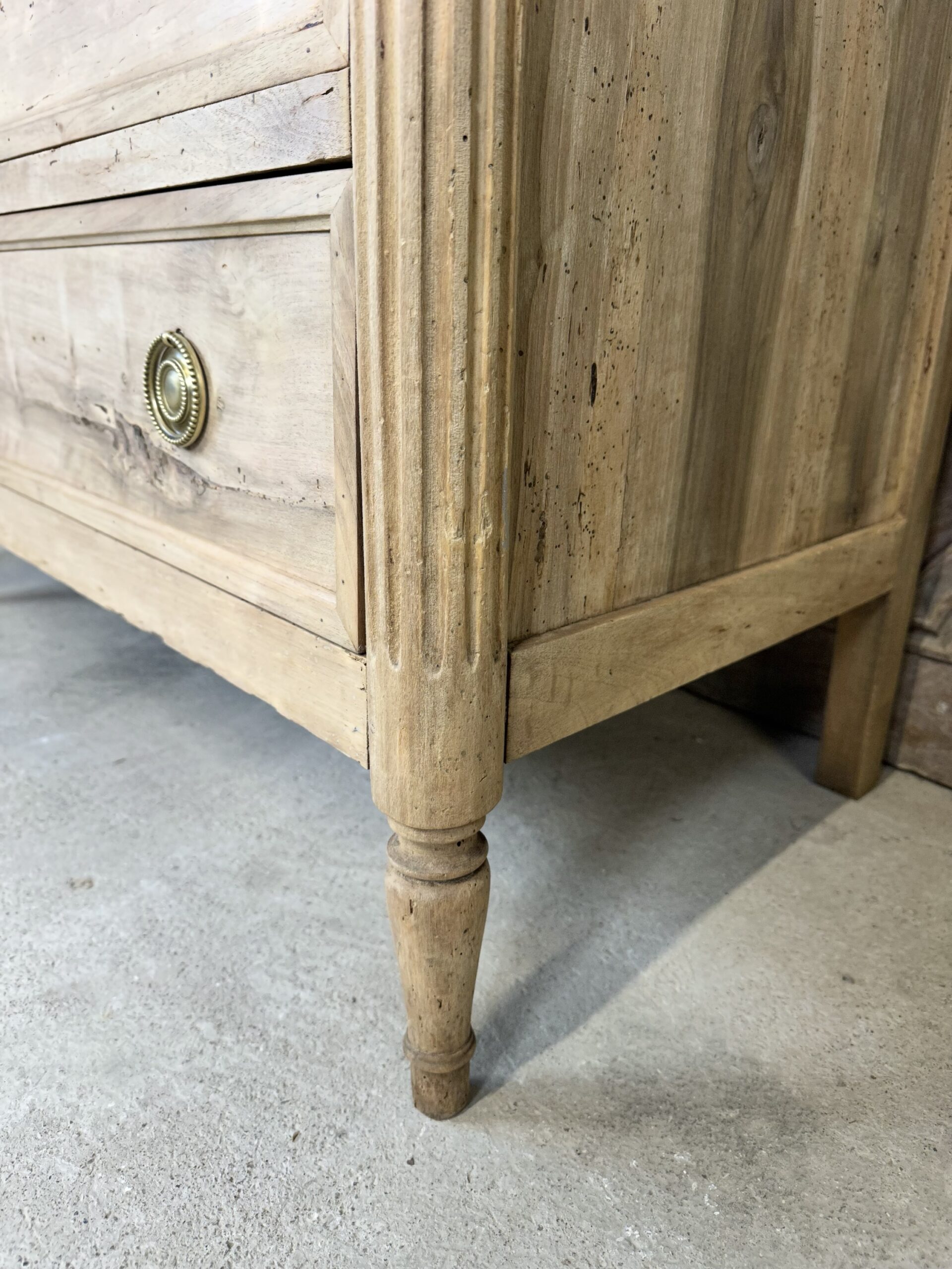Commode Louis XVI en noyer blanchi circa 1800 – Image 4