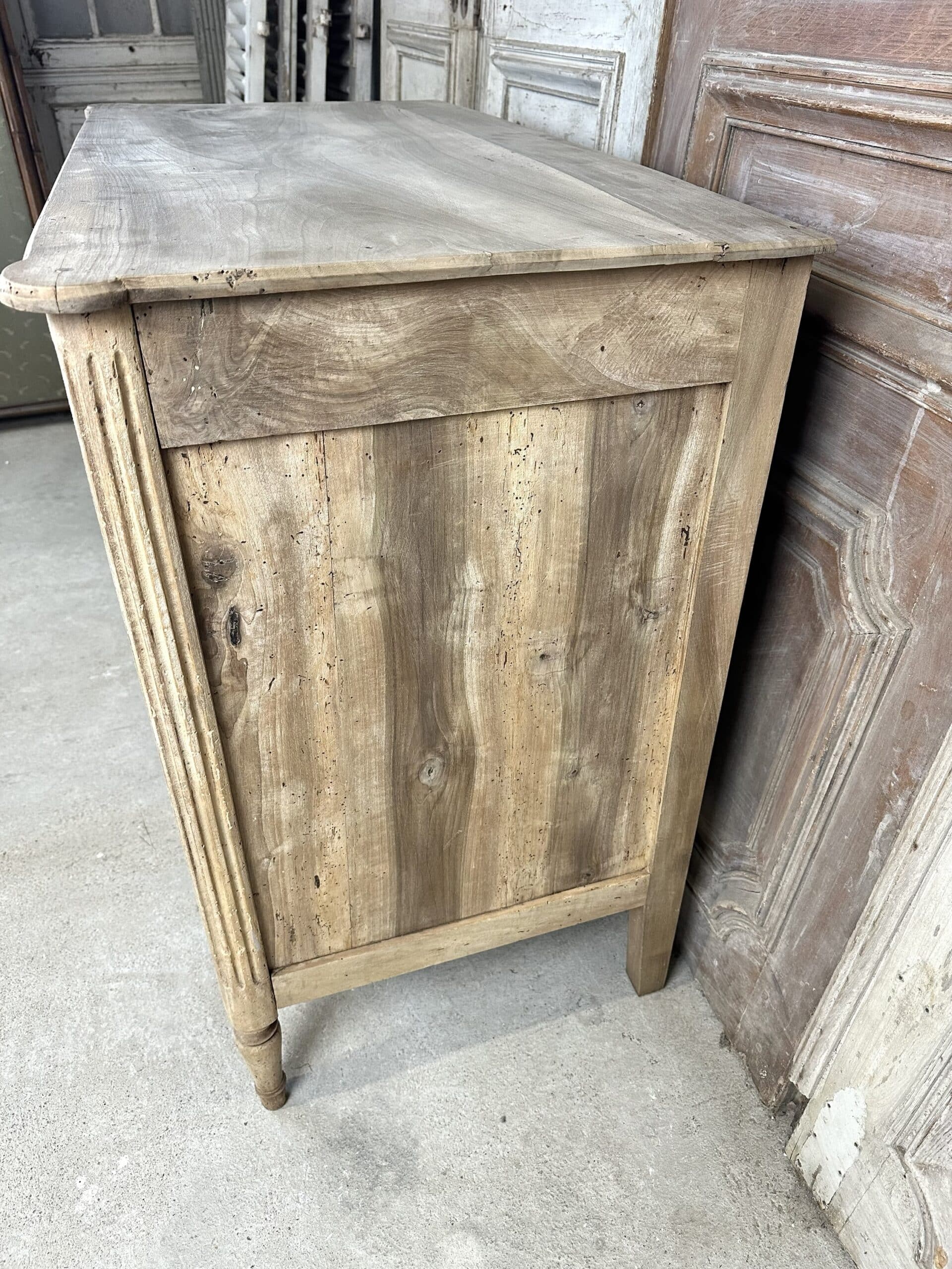 Commode Louis XVI en noyer blanchi circa 1800 – Image 5