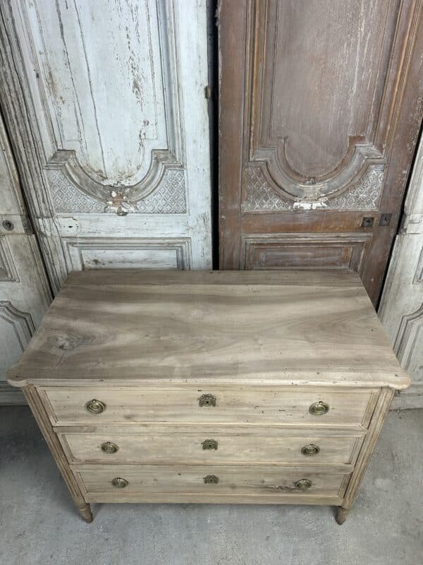 Commode Louis XVI en noyer blanchi circa 1800 – Image 6