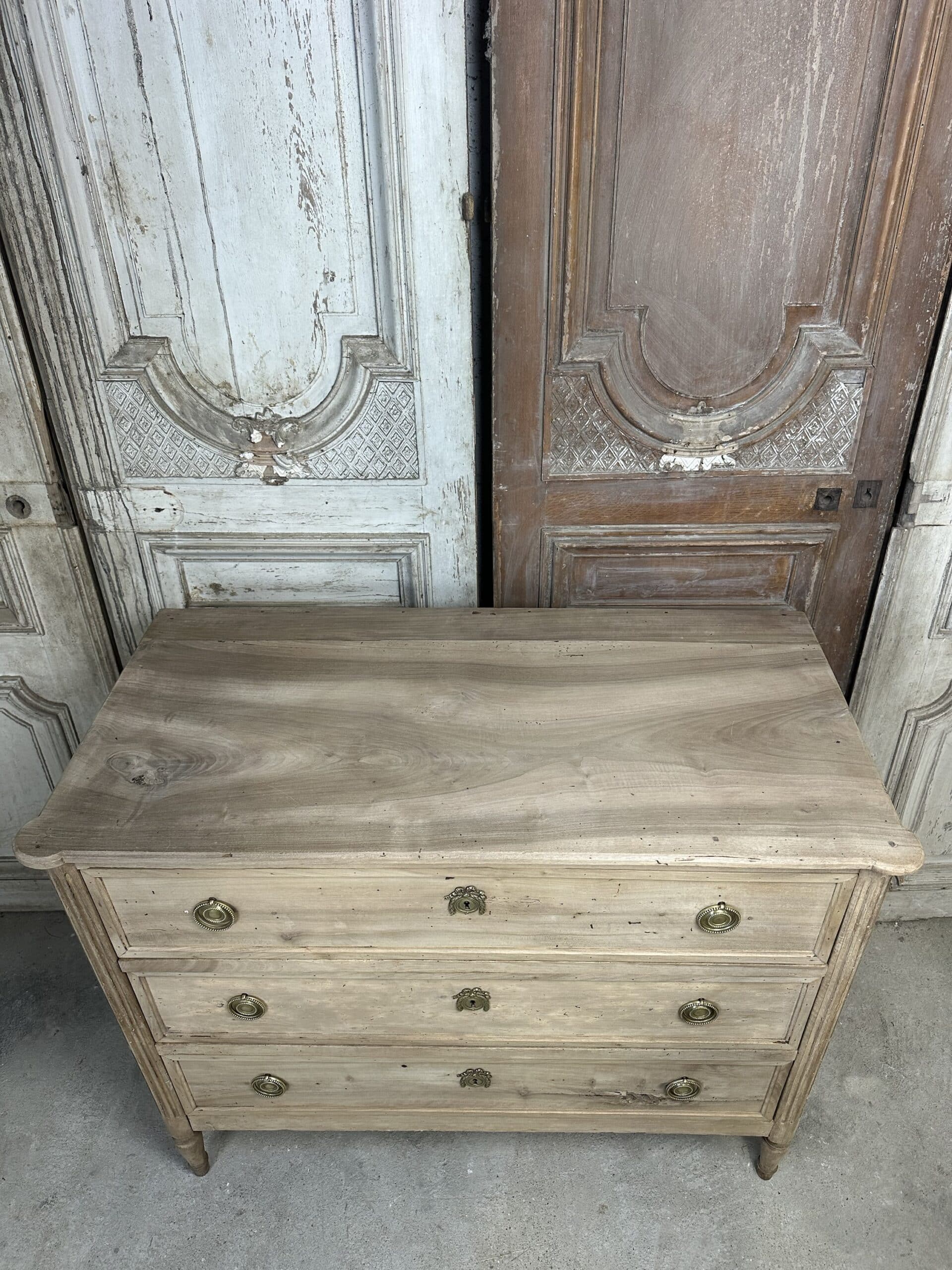 Commode Louis XVI en noyer blanchi circa 1800 – Image 6