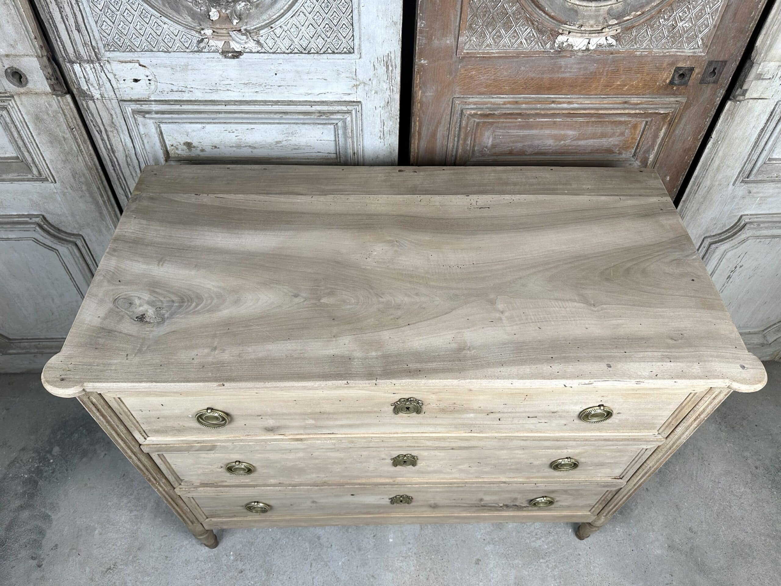 Commode Louis XVI en noyer blanchi circa 1800 – Image 8