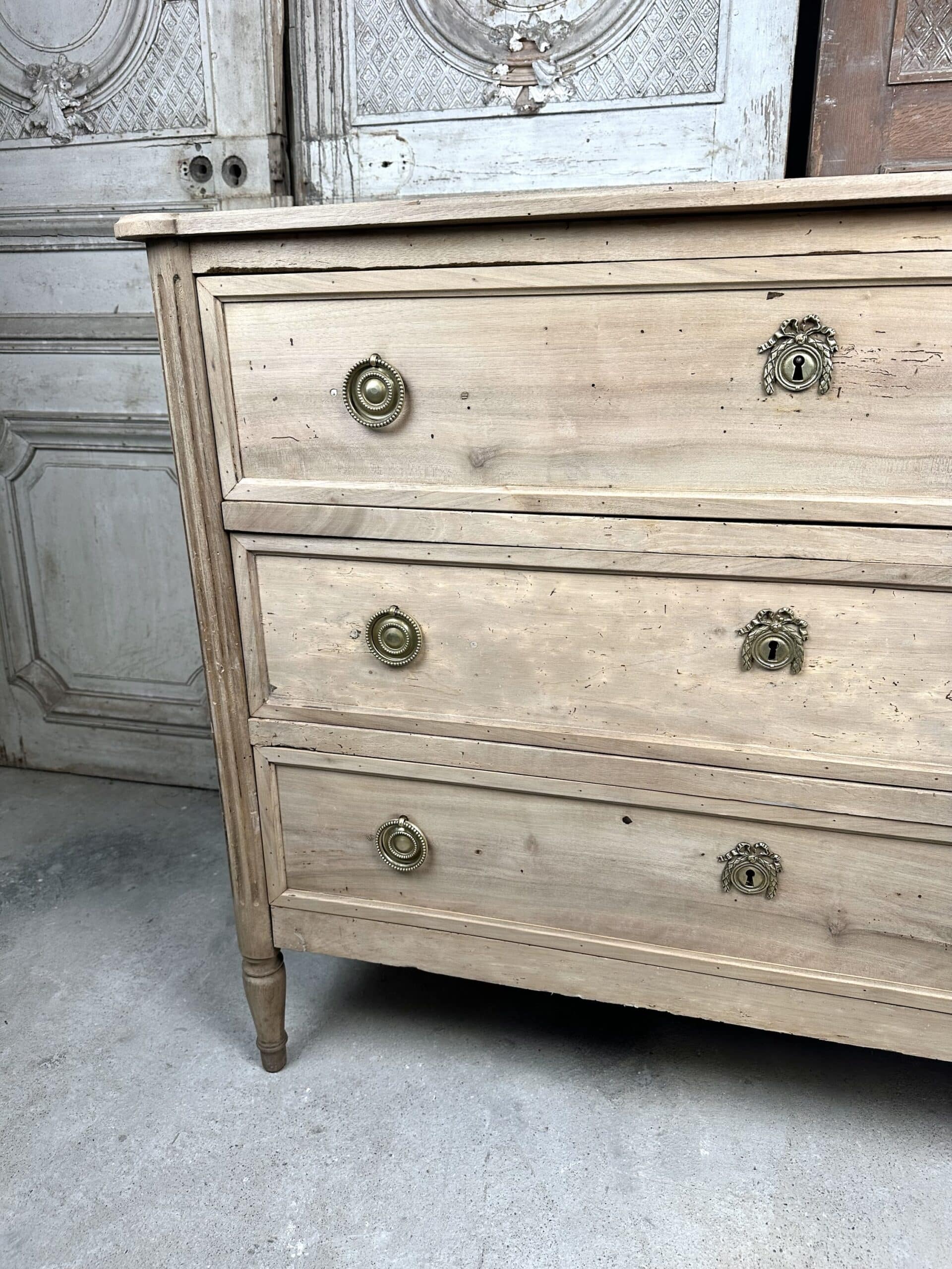 Commode Louis XVI en noyer blanchi circa 1800 – Image 9