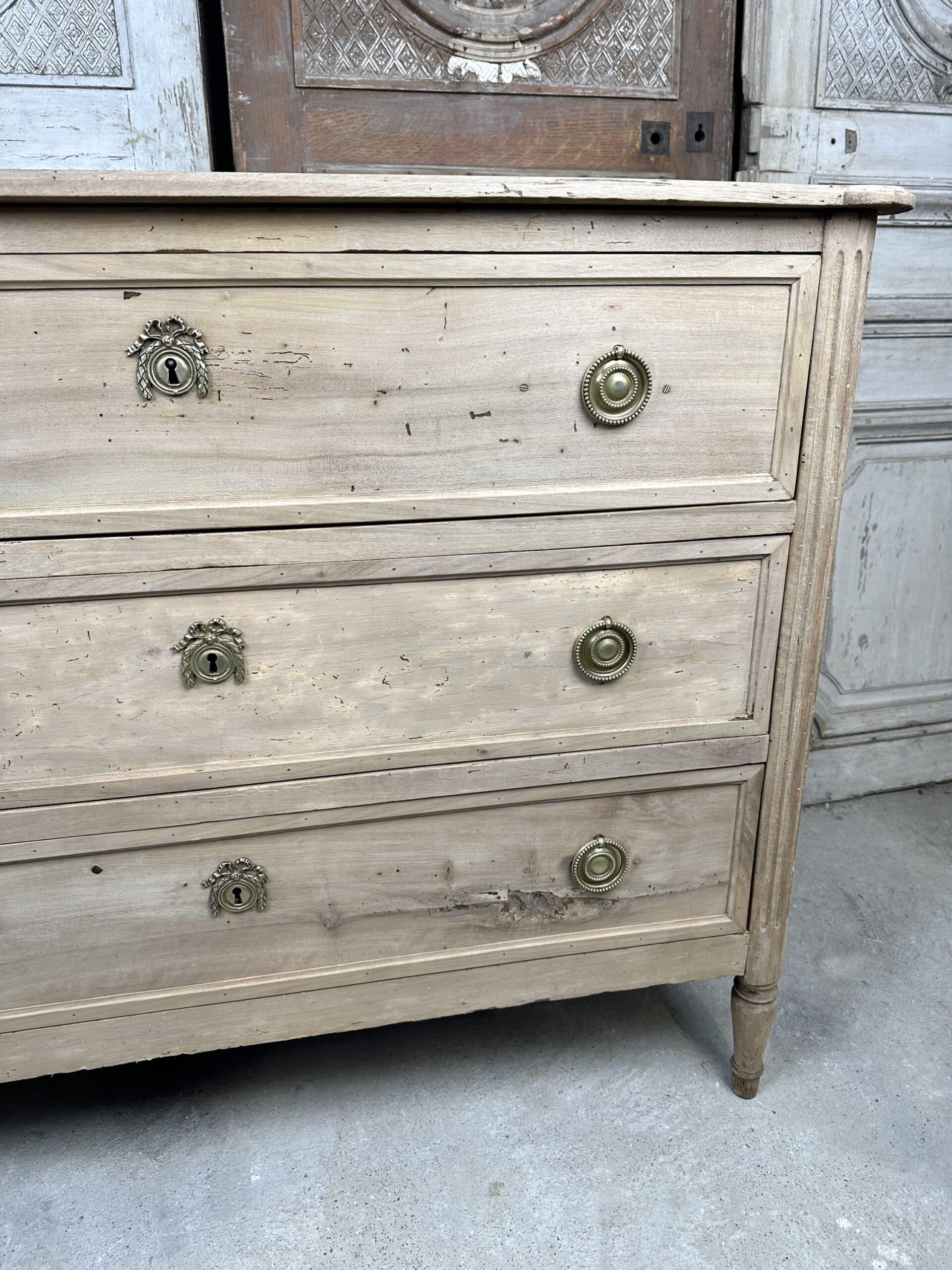 Commode Louis XVI en noyer blanchi circa 1800 – Image 10