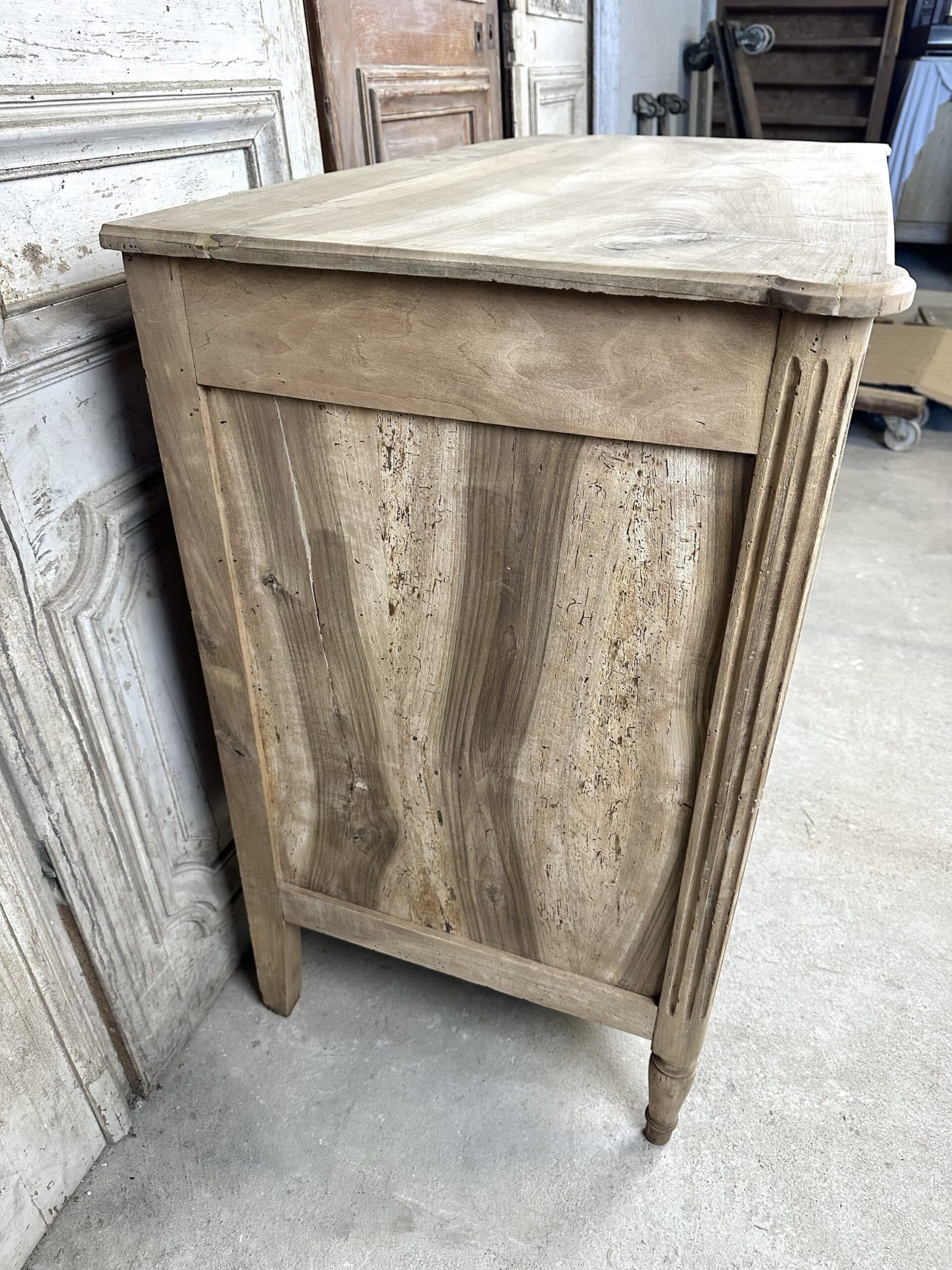 Commode Louis XVI en noyer blanchi circa 1800 – Image 11