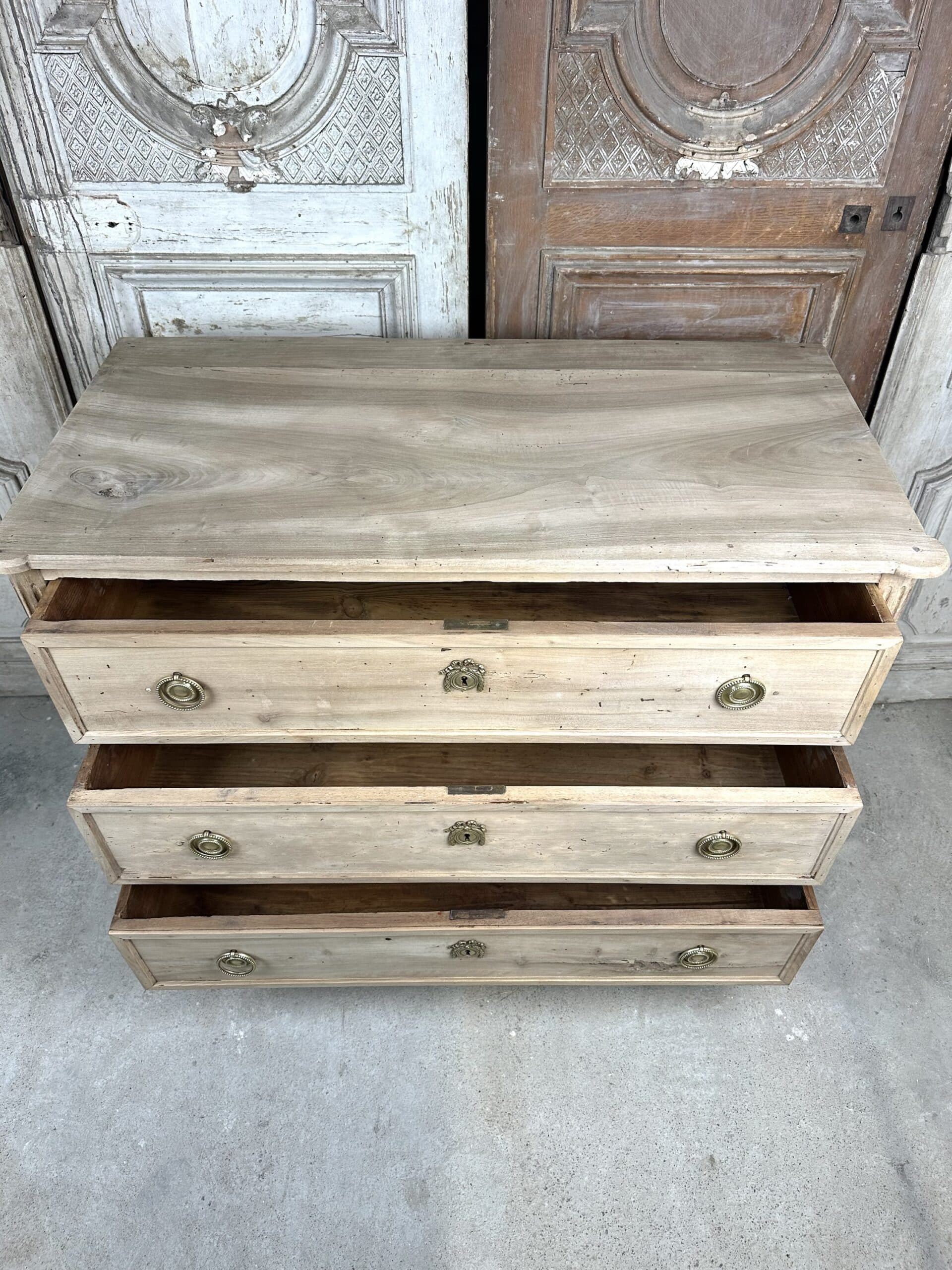 Commode Louis XVI en noyer blanchi circa 1800 – Image 7