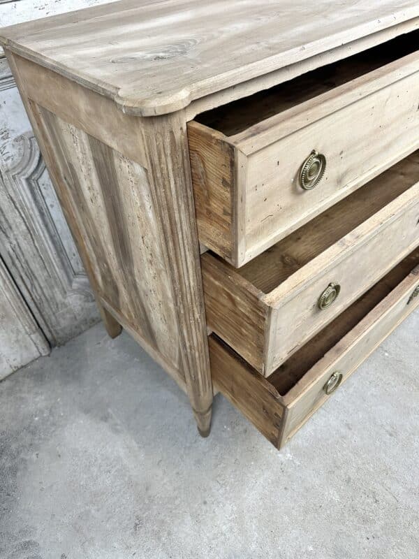 Commode Louis XVI en noyer blanchi circa 1800 – Image 12