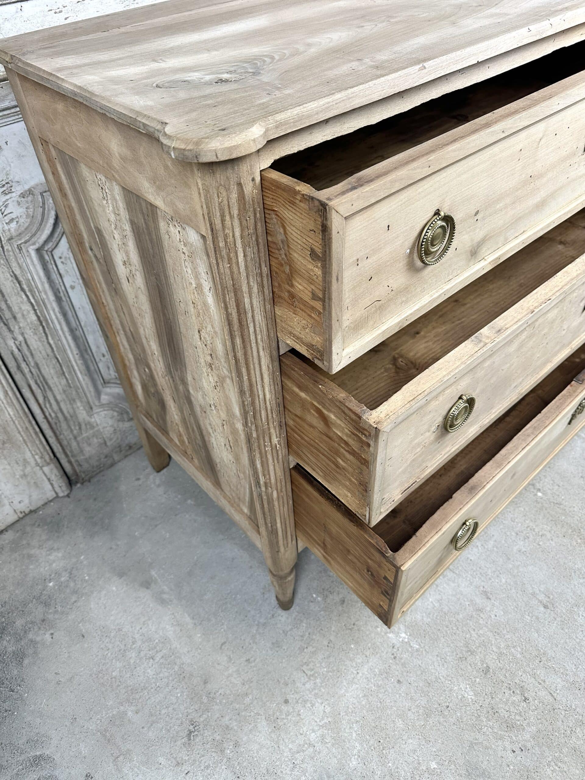 Commode Louis XVI en noyer blanchi circa 1800 – Image 12
