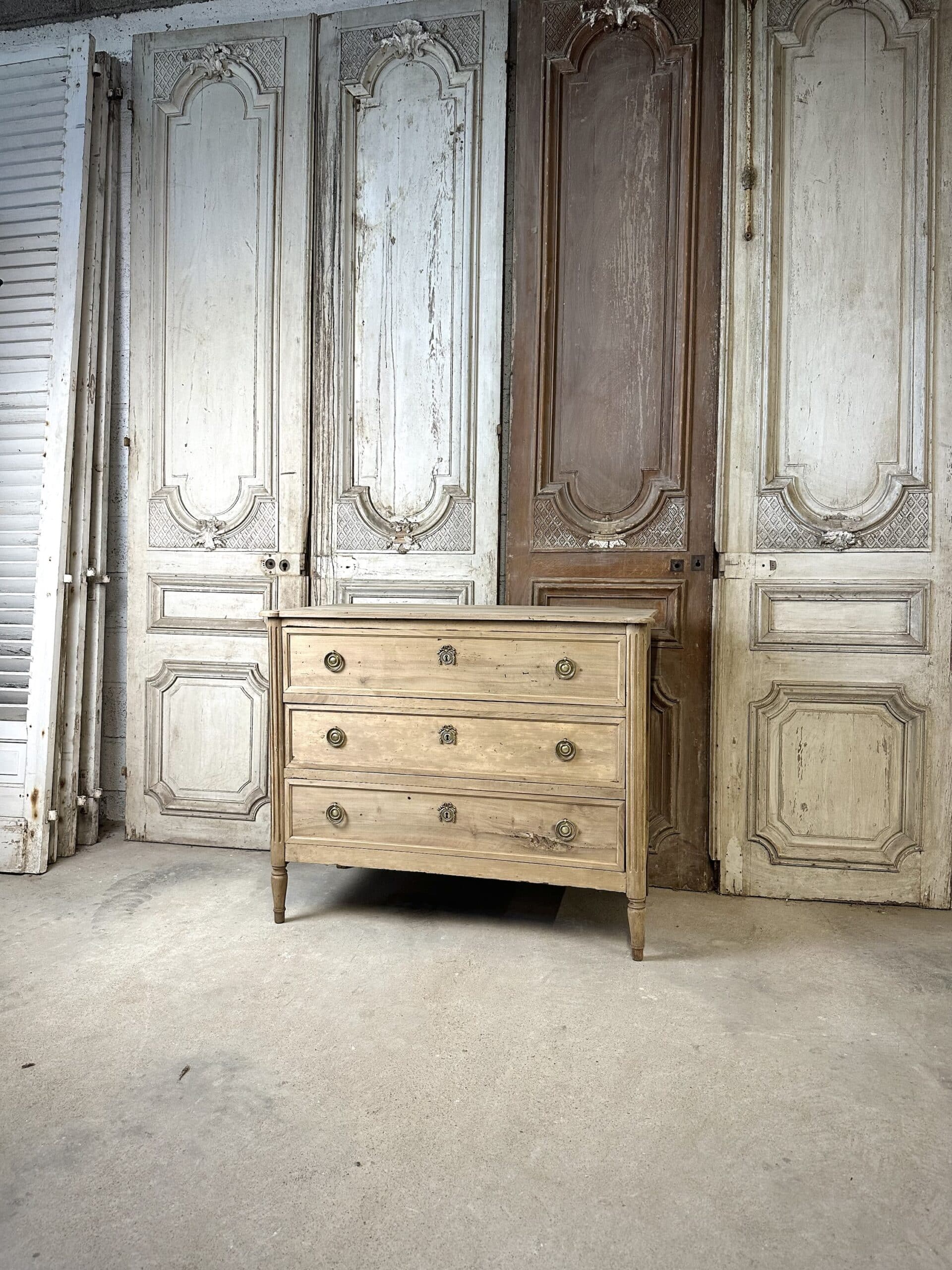 Commode Louis XVI en noyer blanchi circa 1800