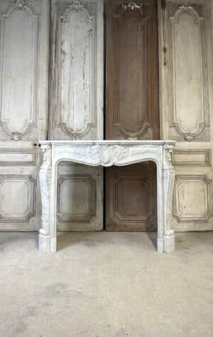 Cheminée en marbre blanc de carrare de style Louis XV fin 19e siècle
