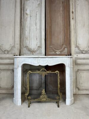 Cheminée de style Louis XV en marbre blanc circa 1900
