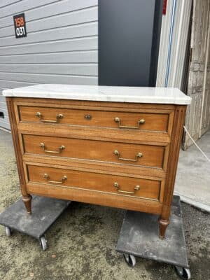 Commode de style Louis XVI 20e siècle