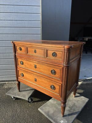 Petite commode de style Louis XVI