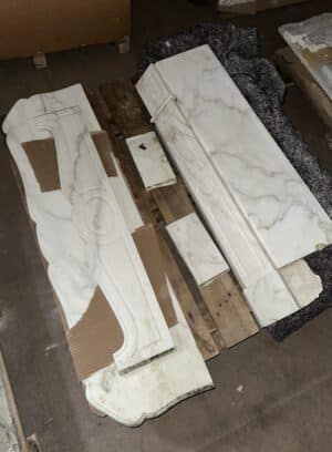 Cheminée plate de style Louis XV en marbre calacatta circa 1900