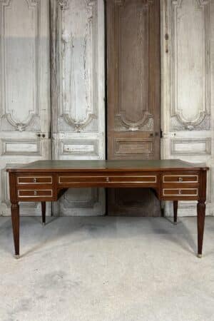 Large bureau plat de style Louis XVI en acajou circa 1950