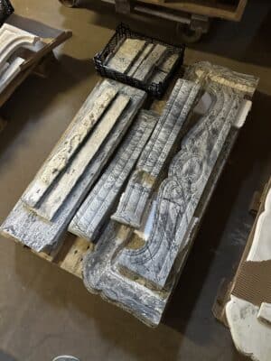 Cheminée en marbre bleu fleuri fin du XIXe siècle