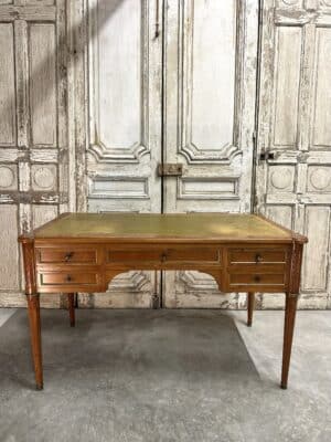 Bureau plat de style Louis XVI en merisier circa 1960