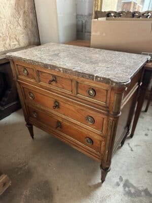 Petite commode de style Louis XVI en merisier circa 1960