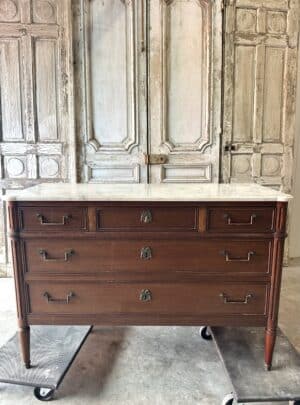 Commode de style Louis XVI en acajou