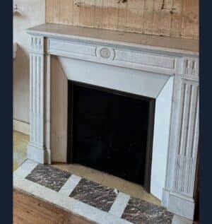 Cheminée de style Louis XVI en marbre blanc circa 1890