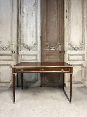 Bureau plat de style Louis XVI en acajou circa 1950