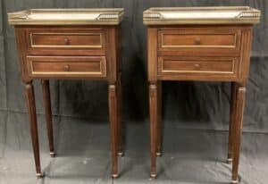 Paire de chevets de style Louis XVI en acajou