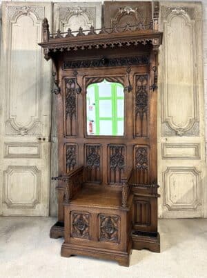 Vestiaire de style Neo-Gothique circa 1900