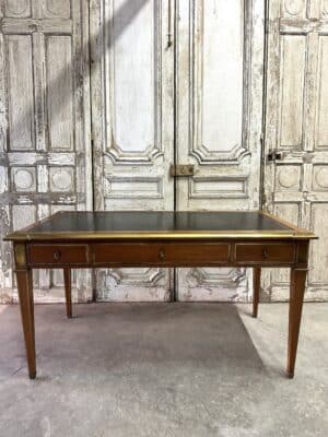 Bureau plat de style Directoire en merisier XXe siècle