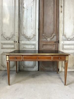 Bureau plat de style Directoire en merisier XXe siècle