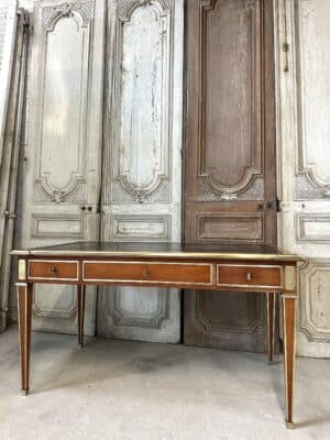 Bureau plat de style Directoire en merisier XXe siècle