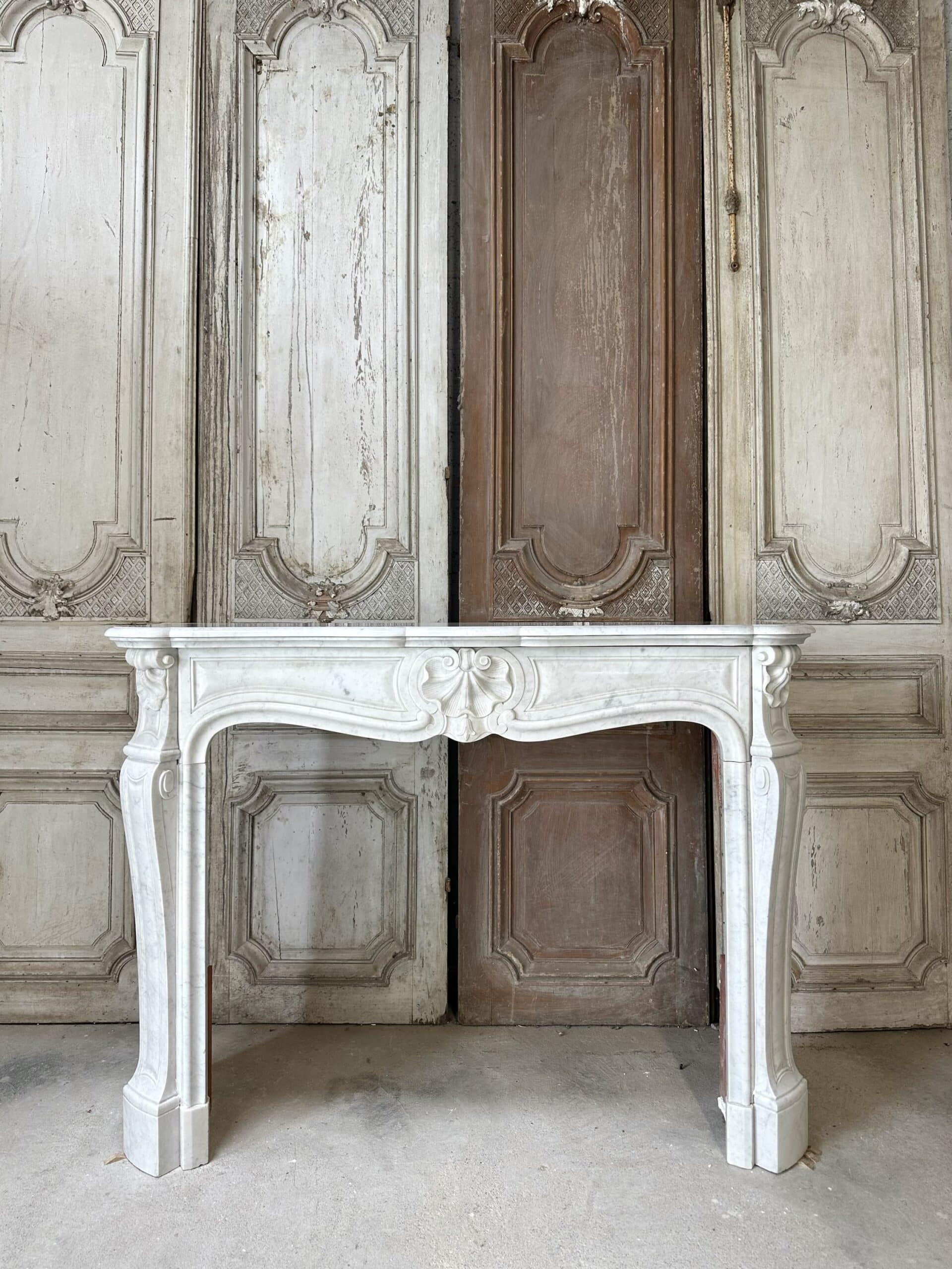 Cheminée Louis XV en marbre blanc de carrare circa 1880