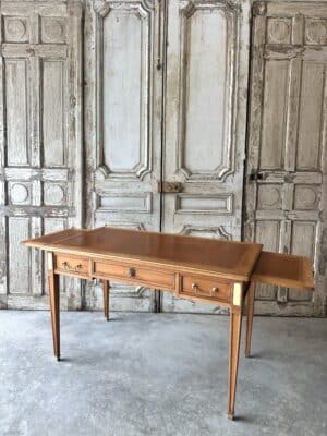 Bureau plat de style Directoire circa 1960 merisier clair