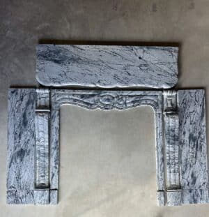 Cheminée pompadour de style Louis XV circa 1880 marbre bleu fleuri