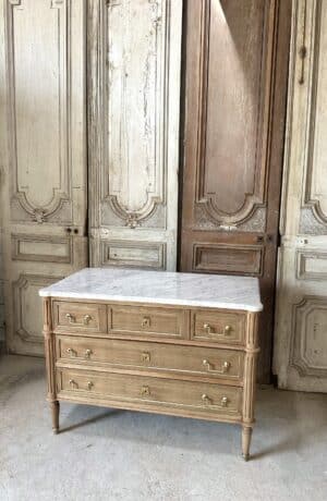 Commode de style Louis XVI blanchie époque 1960
