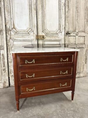 Commode de style Louis XVI dessus marbre blanc
