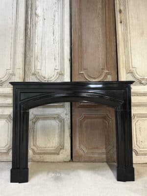 Cheminée de style Louis XIV en marbre noir fin de Belgique ou Noir de mazy circa 1880-1900