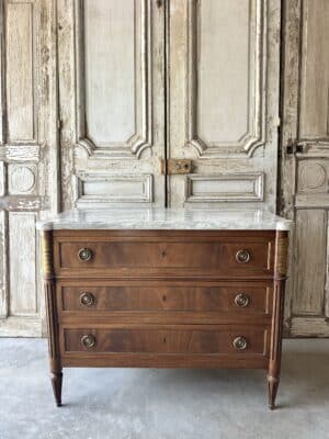 Commode de style Louis XVI en acajou