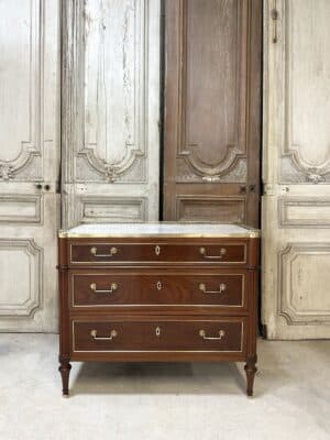 Commode de style Louis XVI en acajou vers 1800
