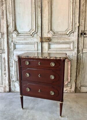 Petite commode de style Louis XVI 20e siècle
