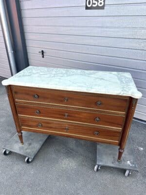 Commode de style Louis XVI
